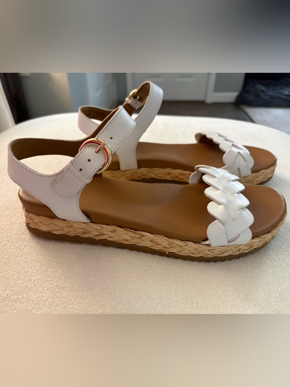 Like New Women's Naturalizer White & Tan Sandals Size 9.5